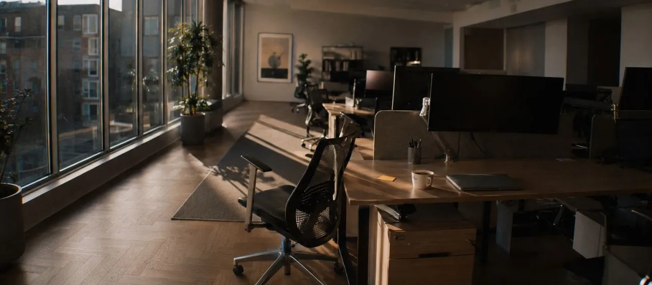 Salarié au bureau gérant son SII au travail tout en restant professionnel