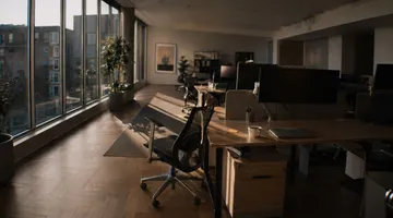 Salarié au bureau gérant son SII au travail tout en restant professionnel