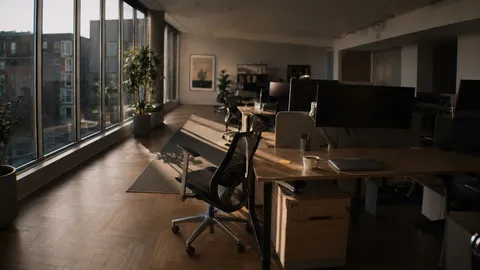 Salarié au bureau gérant son SII au travail tout en restant professionnel